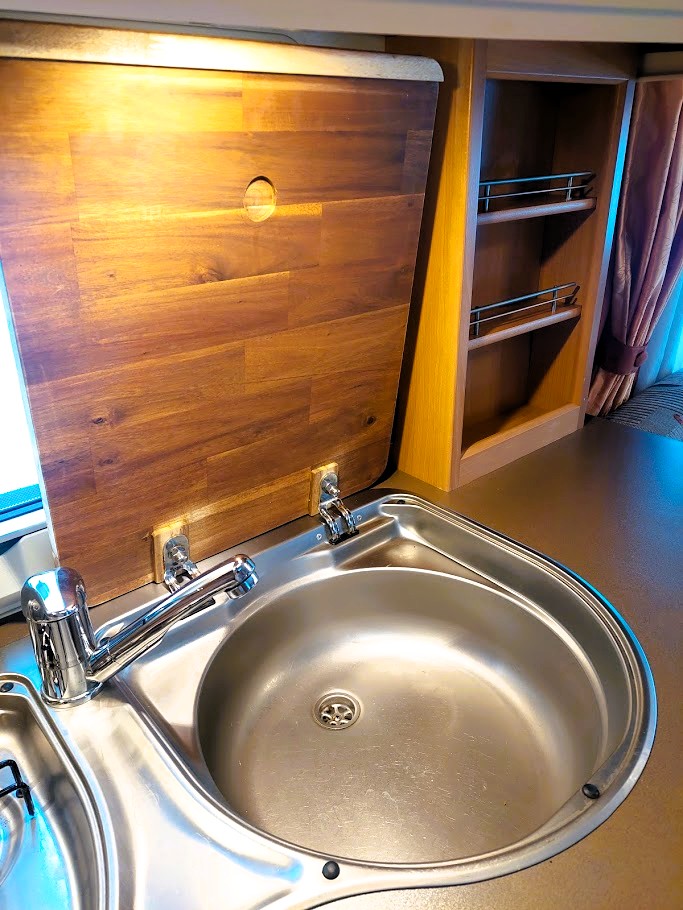 Krájecí deska z tvrdého dřeva místo skleněného krytu dřezu