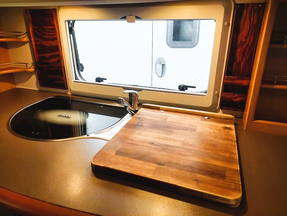 Krájecí deska - rozšíření pracovní plochy v kuchyni karavanu